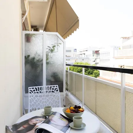 Stylish 3bd With Balcony Lägenhet