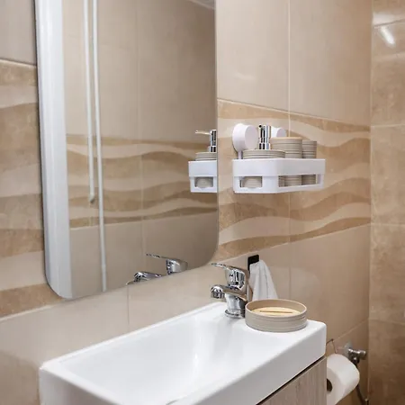 Stylish 3bd With Balcony Lägenhet